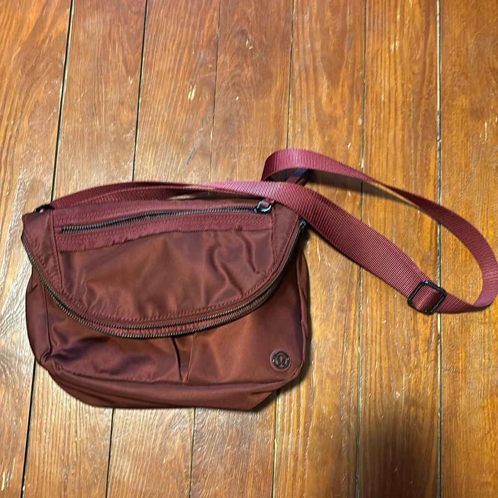 Lululemon festival bag maroon